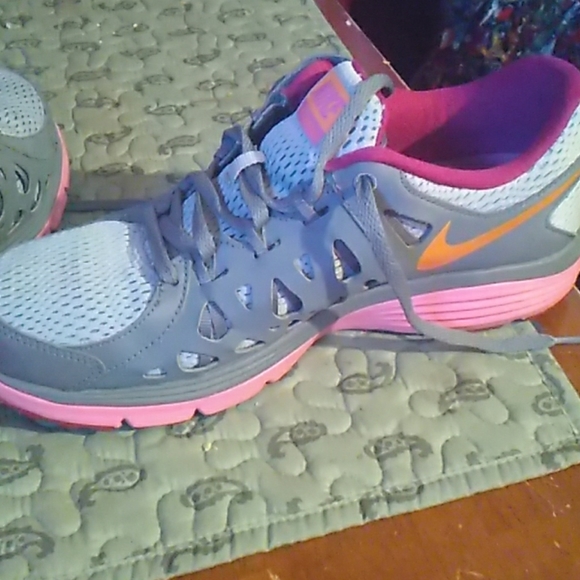 Woman's Nike  shoes - Picture 4 of 5